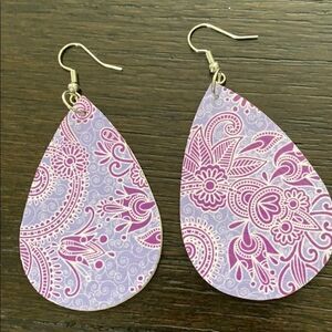 𝅺pu Leather Filigree Tear Drop Earrings